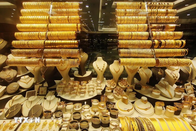 Giá vàng chạm mức cao nhất hơn 1 tuần do nhu cầu tìm kênh đầu tư an toàn tăng