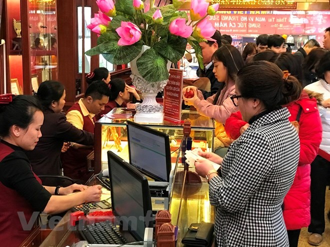 Giá vàng thế giới lao dốc, trong nước "bốc hơi" tới 2,2 triệu đồng mỗi lượng