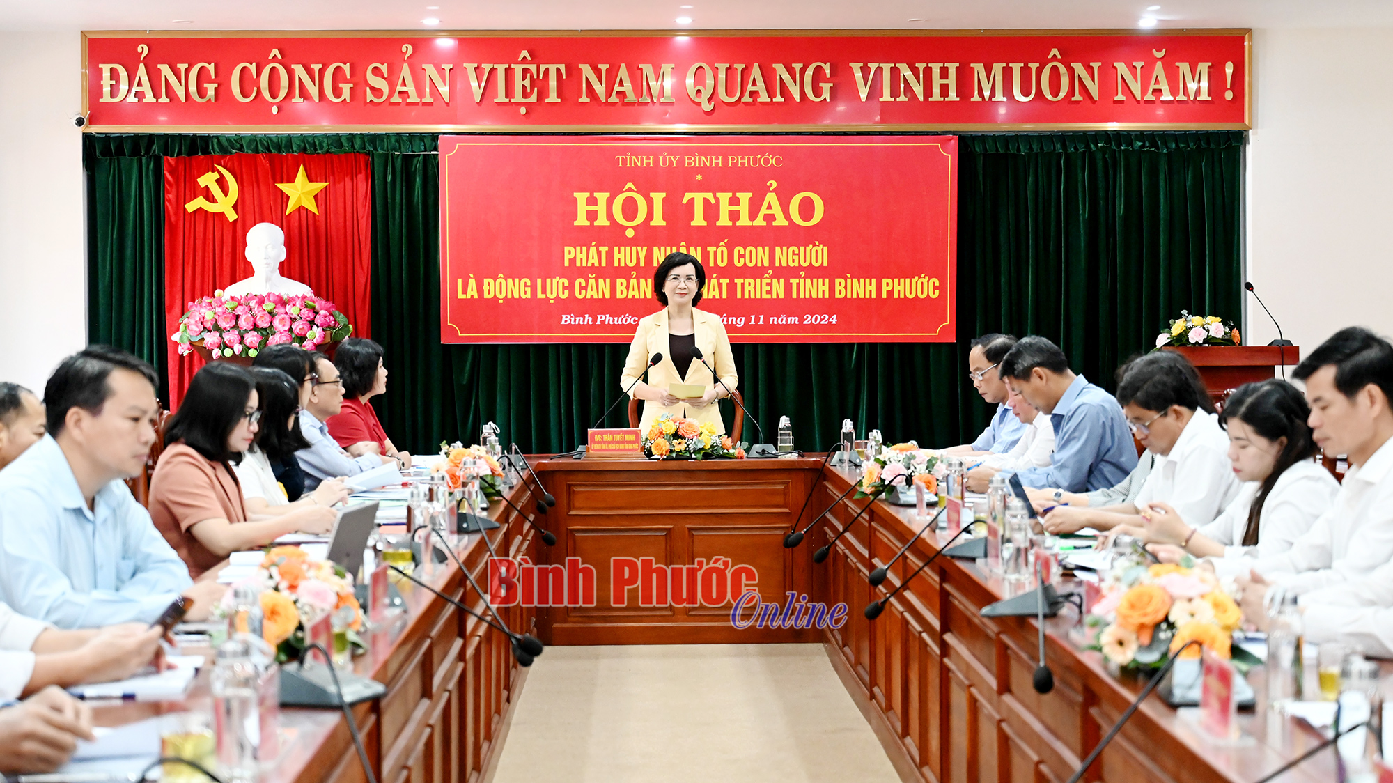 Hội thảo “Phát huy nhân tố con người là động lực căn bản để phát triển tỉnh Bình Phước”