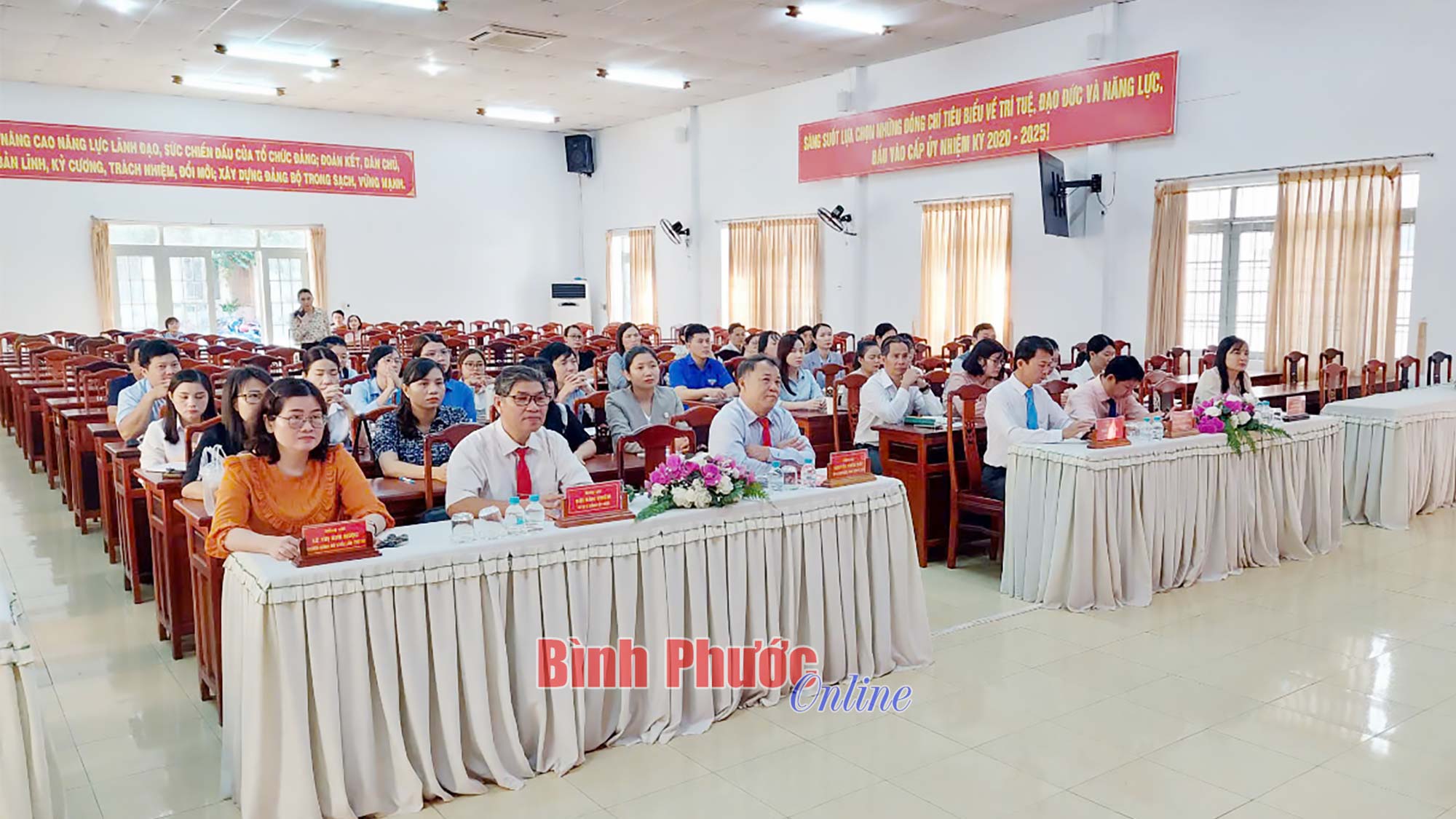 Khai giảng lớp bồi dưỡng lý luận chính trị dành cho đảng viên mới