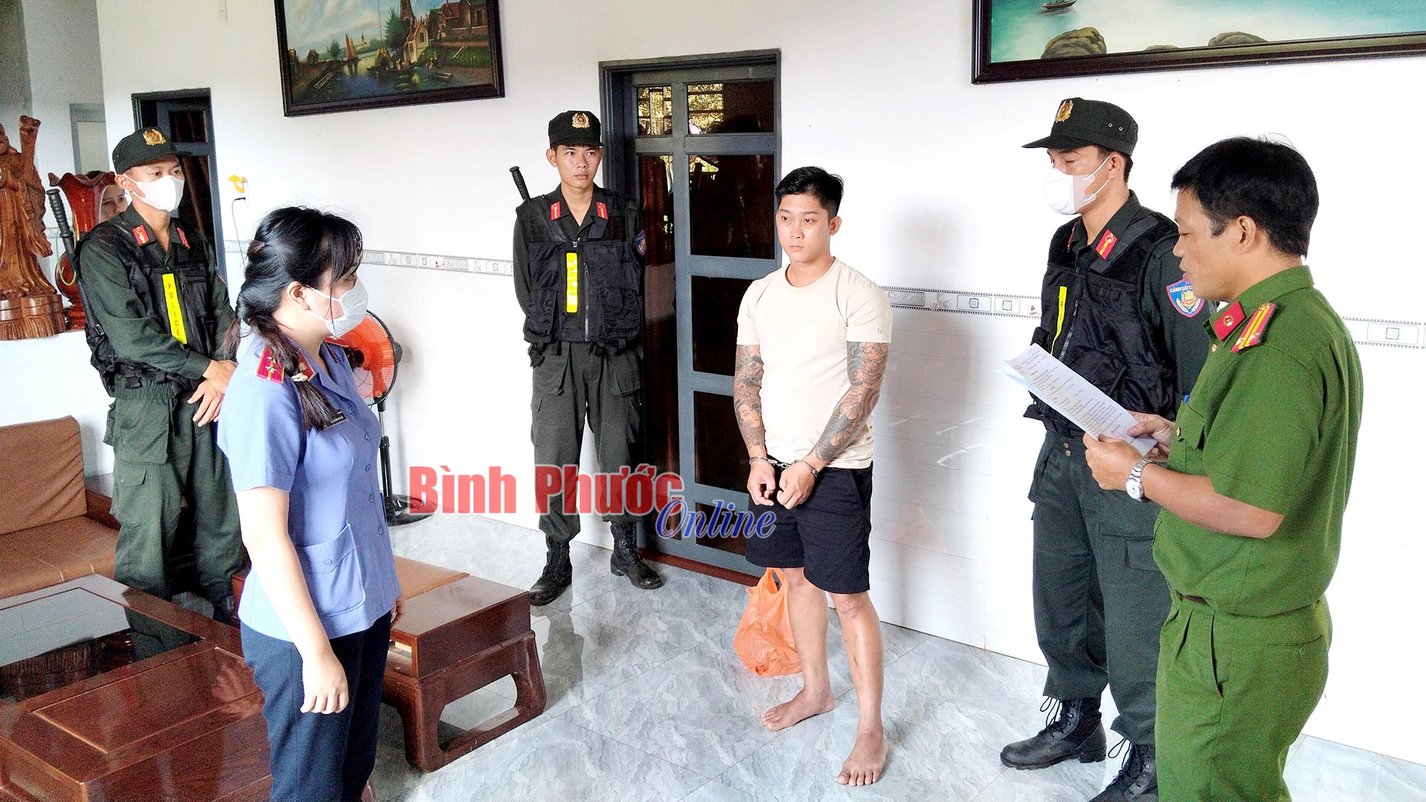 Khởi tố, bắt tạm giam đối tượng 'Tàng trữ trái phép vũ khí quân dụng'