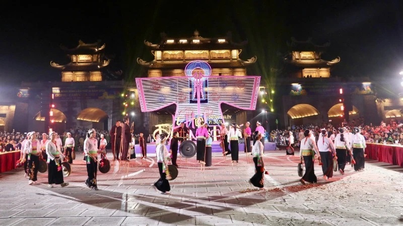 Lan tỏa sắc màu văn hóa dân tộc qua chương trình lễ hội đường phố tại Ninh Bình