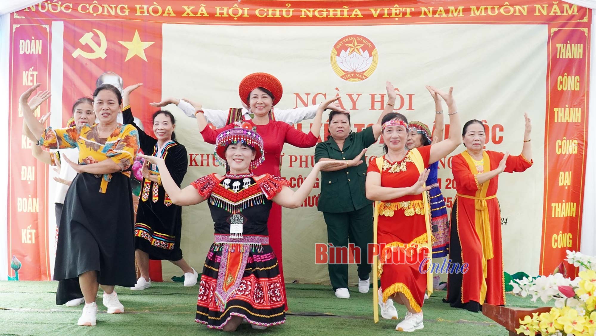 Nhân dân khu phố Phú Trung vui ngày hội đại đoàn kết toàn dân