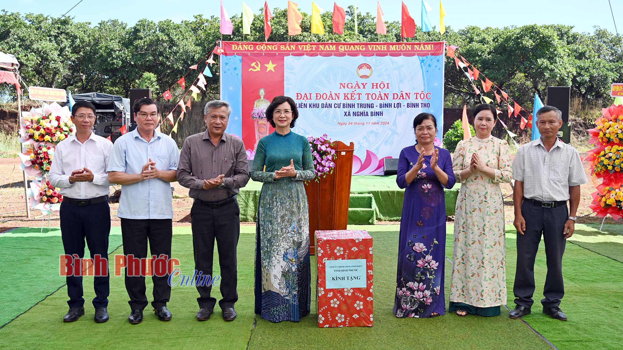 Phó Chủ tịch UBND tỉnh Trần Tuyết Minh dự ngày hội đại đoàn kết tại xã Nghĩa Bình