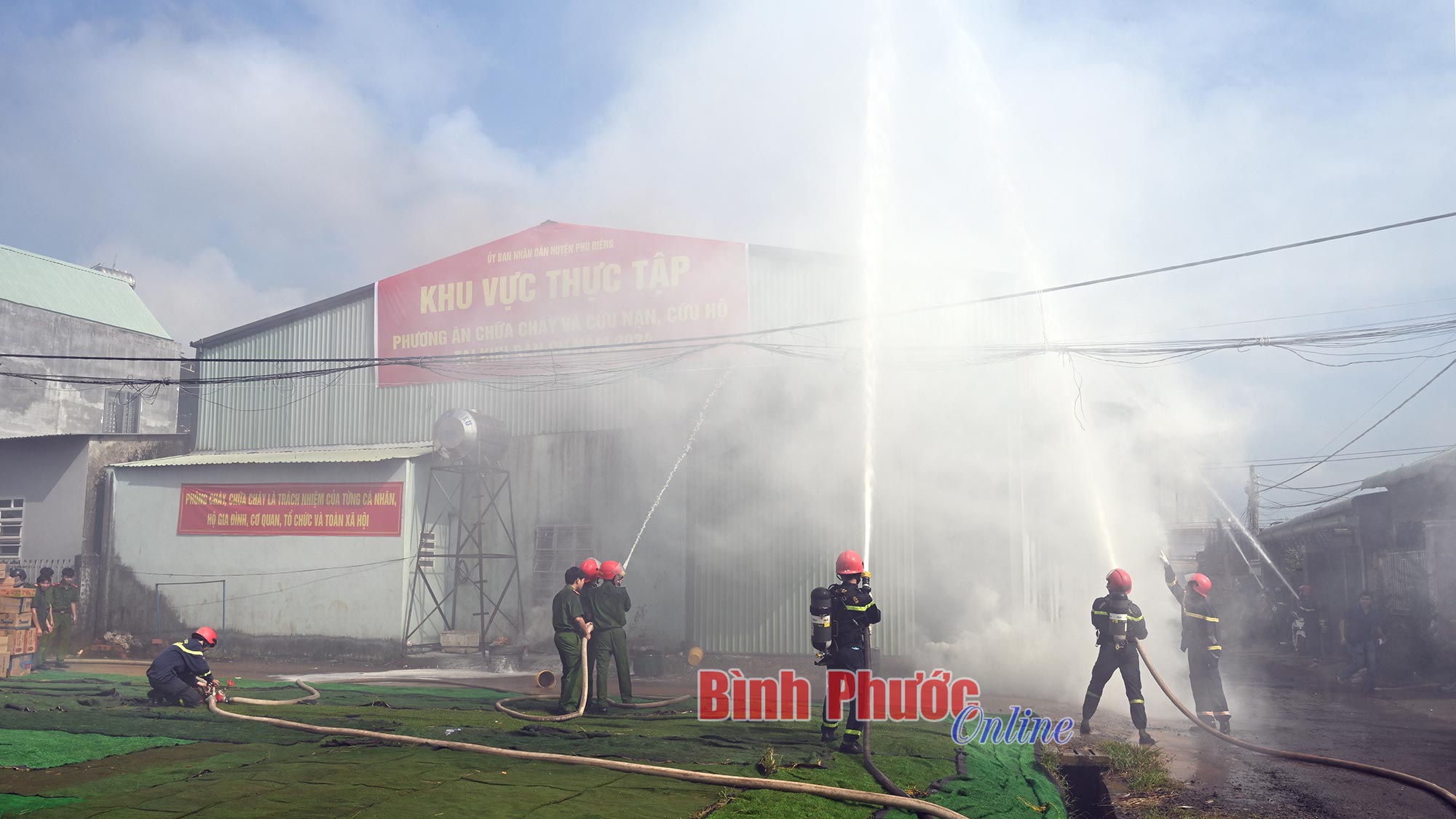 Phú Riềng diễn tập phương án phòng cháy, chữa cháy tại khu dân cư