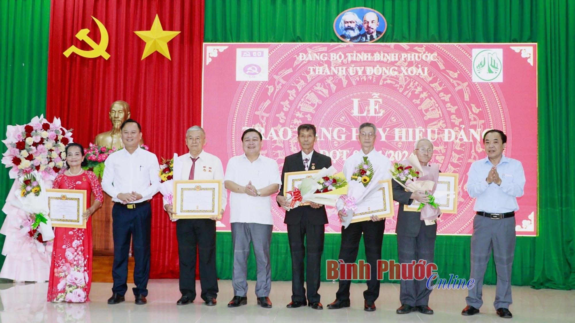 Thành ủy Đồng Xoài trao tặng huy hiệu Đảng 