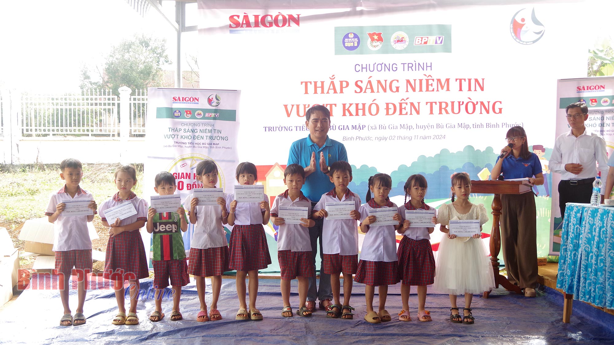 Thắp sáng niềm tin - Vượt khó đến trường