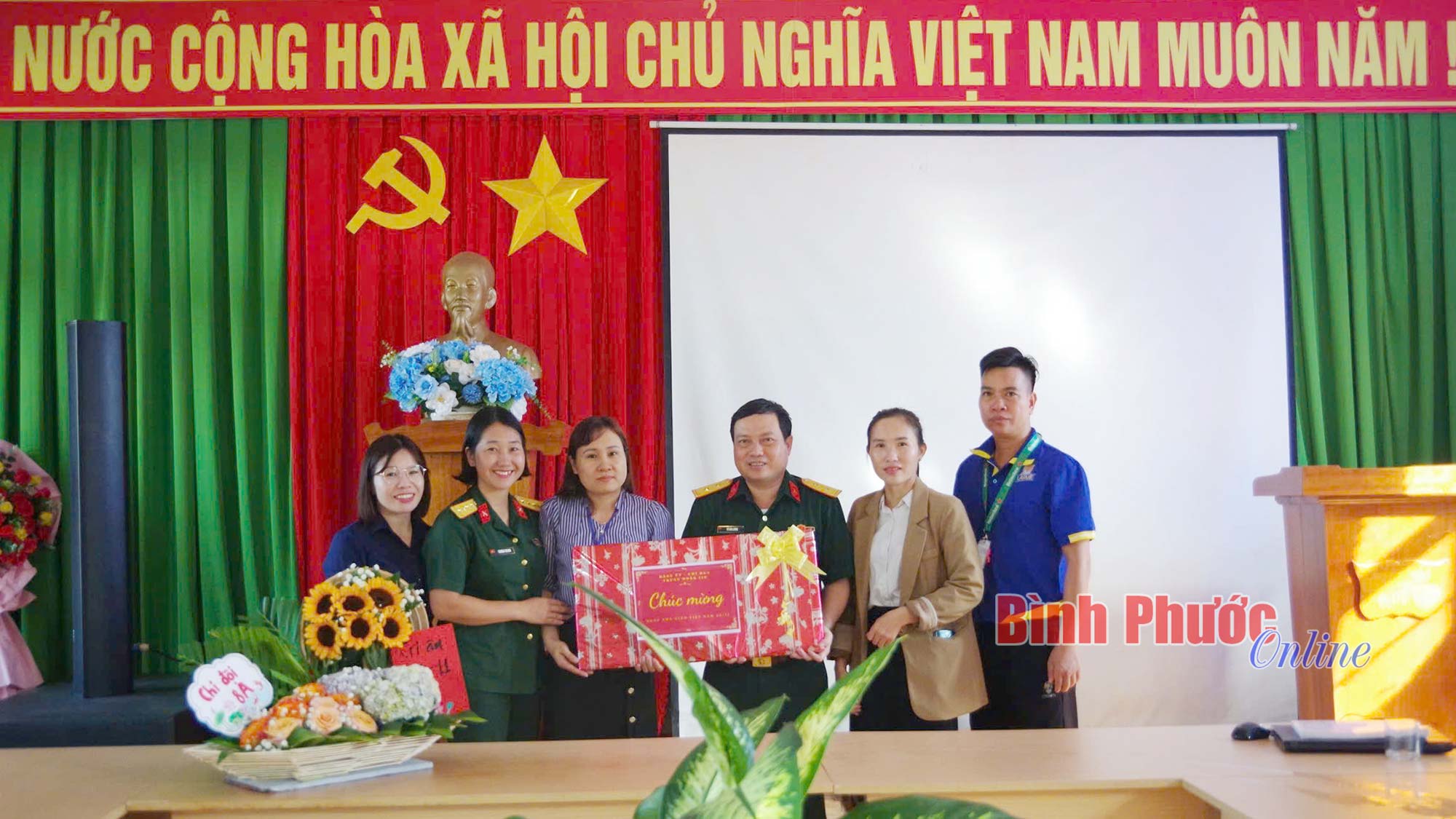Trung đoàn 719 tặng quà 16 trường học trên địa bàn đóng chân