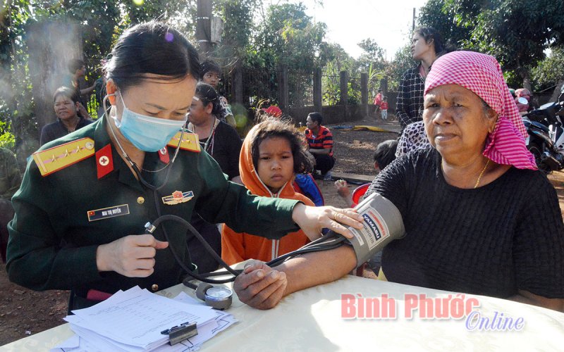 Bù Đăng: 120 người nghèo, đối tượng chính sách được khám bệnh, cấp thuốc miễn phí 