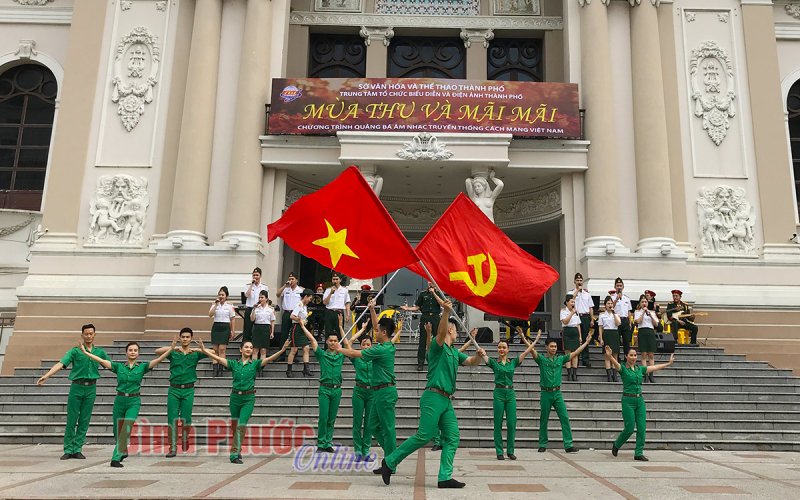 &ldquo;B&agrave;i ca người l&iacute;nh&rdquo; - Thi&ecirc;ng li&ecirc;ng v&agrave; h&agrave;o h&ugrave;ng giai điệu Tổ quốc