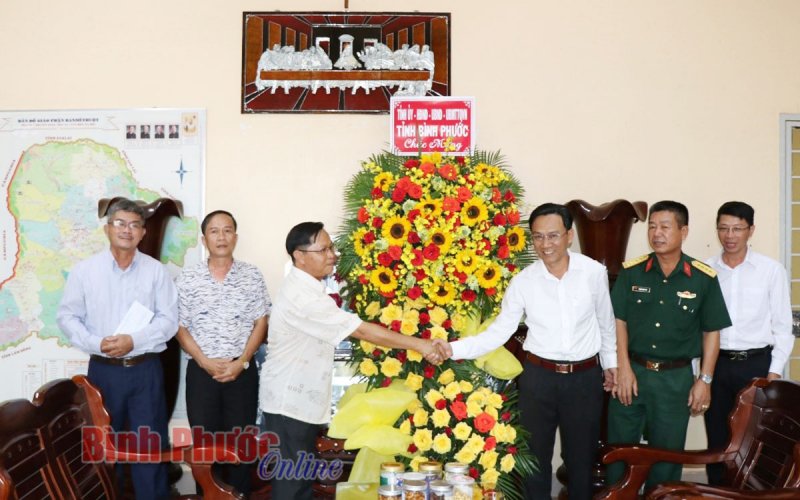 Ban Tôn giáo tỉnh thăm, tặng quà các hội thánh Tin lành, Giáo hạt trên địa bàn Bình Phước nhân dịp lễ Giáng sinh