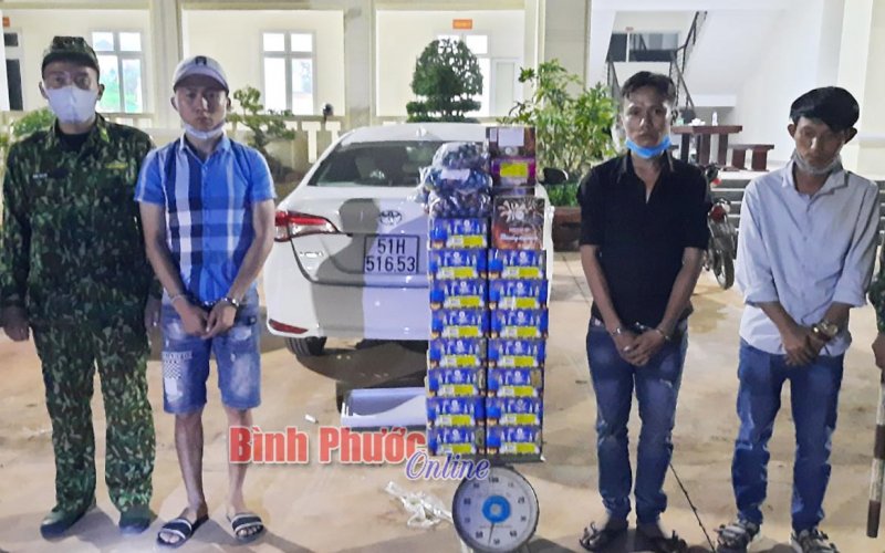 Bắt đối tượng dùng ô tô vận chuyển pháo nổ trái phép