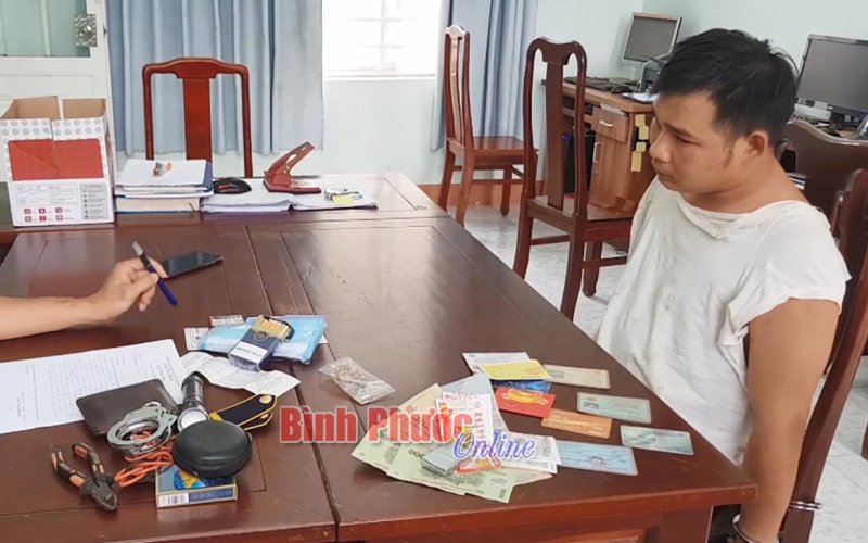 Bắt quả tang nam sinh cạy cửa ô tô, trộm tài sản ngay trong trường học