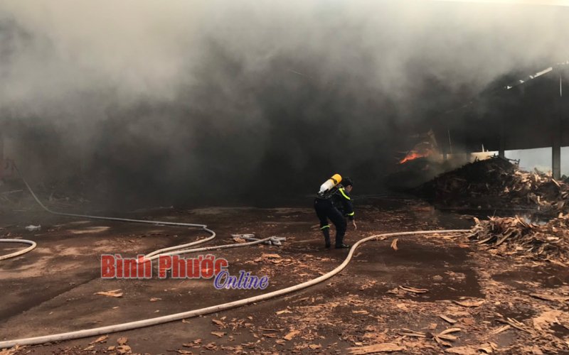 Biển lửa bao trùm công ty sản xuất, chế biến gỗ