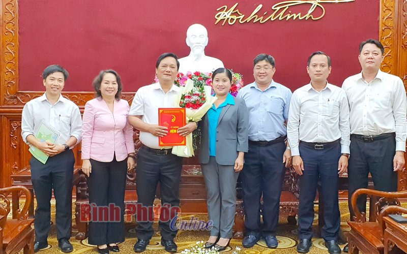 Bình Phước trao quyết định bổ nhiệm lại chức vụ Giám đốc Sở Kế hoạch và Đầu tư