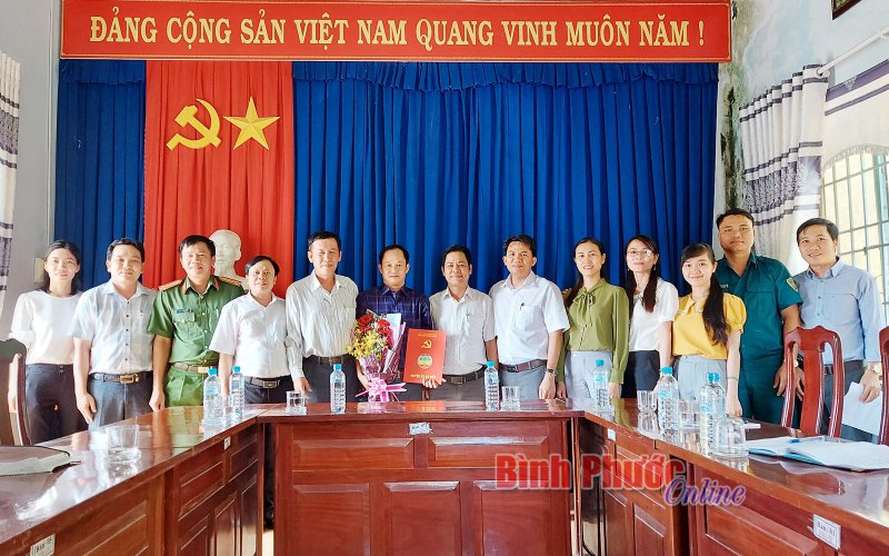 Bù Đốp: Trao quyết định điều động cán bộ