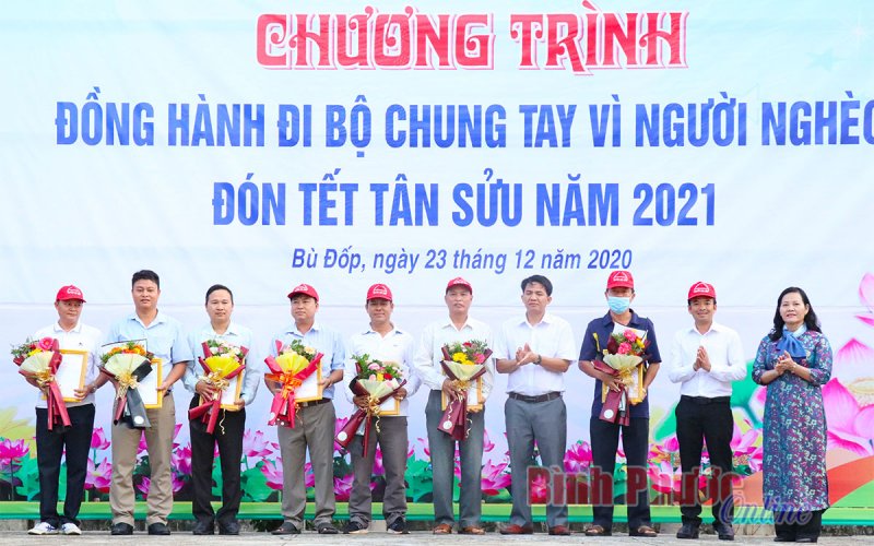 Bù Đốp trên 600 người đi bộ đồng hành vì người nghèo