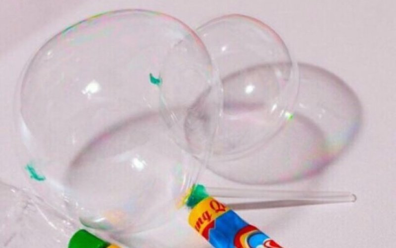 Cảnh b&aacute;o ngộ độc từ tr&ograve; chơi thổi bong b&oacute;ng từ tu&yacute;p dạng keo