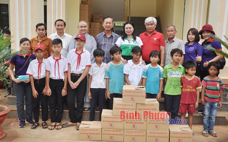 “Chia sẻ yêu thương - Ấm áp tình xuân 2021” ở huyện biên giới Bù Đốp