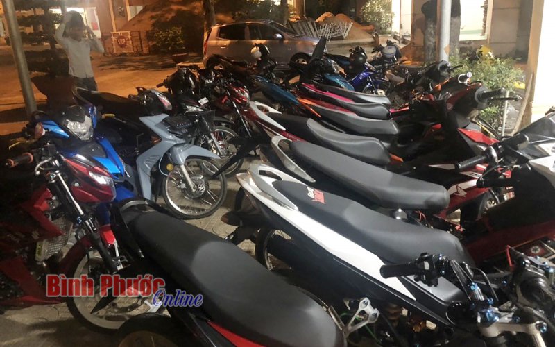 Công an thành phố Đồng Xoài tạm giữ 16 xe mô tô “độ, chế” gây mất trật tự trong đêm Noel