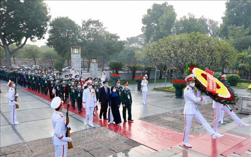 Đại biểu dự Đại hội Thi đua yêu nước vào Lăng viếng Chủ tịch Hồ Chí Minh