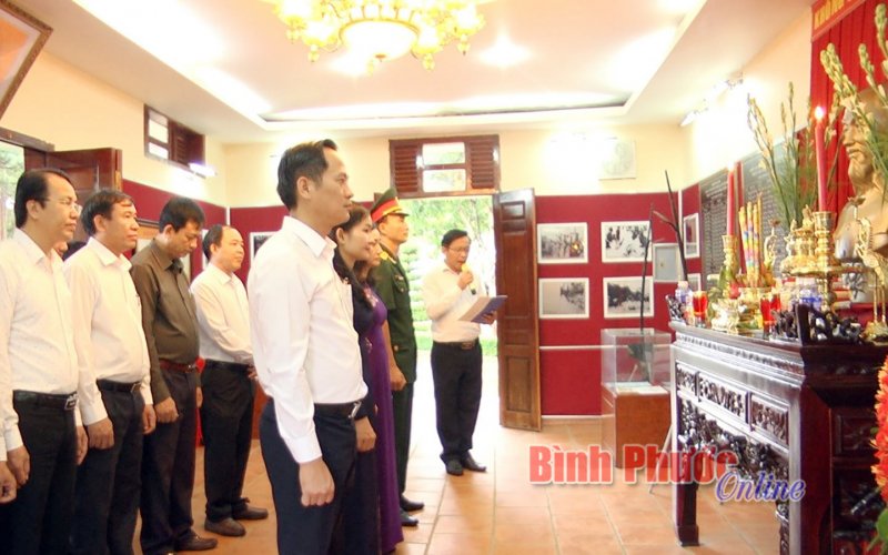 Dâng hương tưởng niệm Di tích lịch sử Quốc gia “Địa điểm Chiến thắng Đồng Xoài”