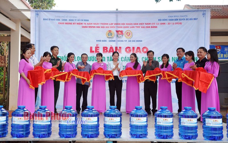 Đảng ủy Khối Dân - Chính - Đảng TP. Hồ Chí Minh tặng 5 hệ thống lọc nước RO 