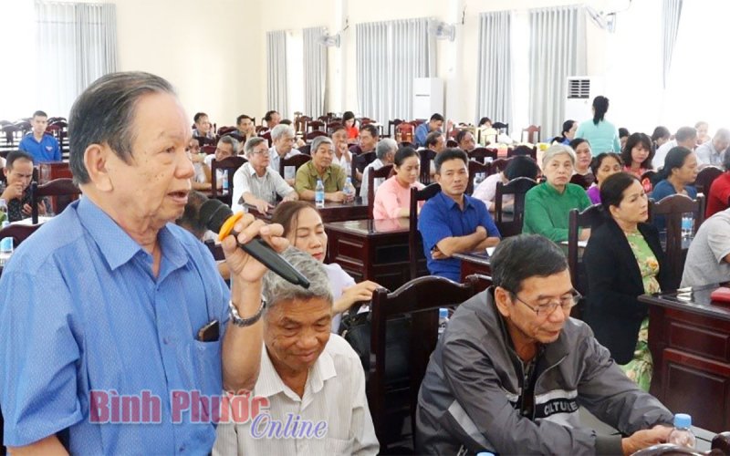 Đảng viên cao tuổi Đảng đóng góp nhiều ý kiến tâm huyết cho sự phát triển của thị trấn Chơn Thành