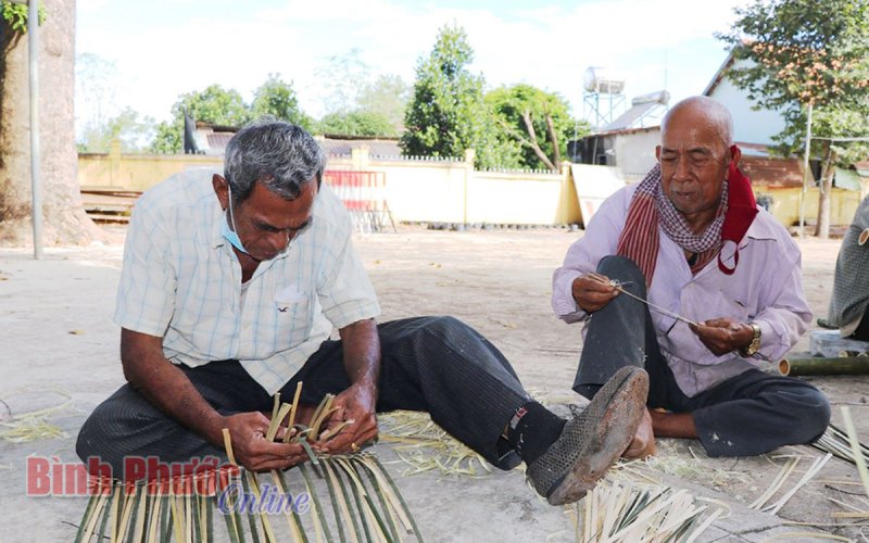 Đào tạo nghề thủ công cho đồng bào dân tộc Khmer xã Lộc Khánh