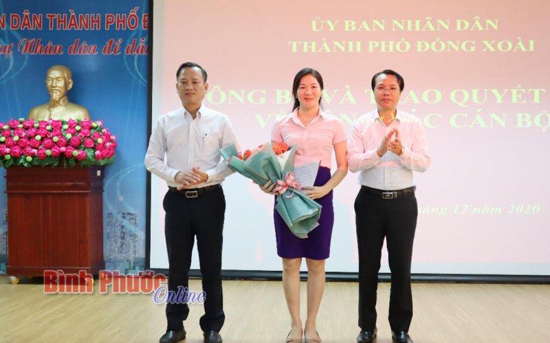 Đồng Xoài: Công bố và trao quyết định công tác cán bộ