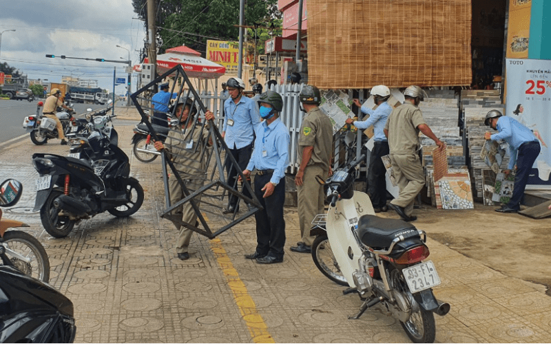 Đồng Xoài: Ra quân xử lý lấn chiếm vỉa hè tại phường Tân Phú