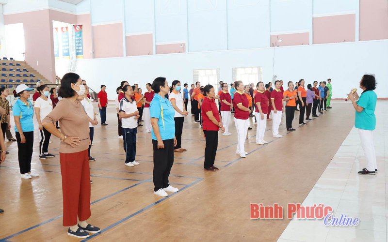 Đồng Xo&agrave;i: Tập huấn thể dục dưỡng sinh cho c&aacute;c c&acirc;u lạc bộ dưỡng sinh người cao tuổi