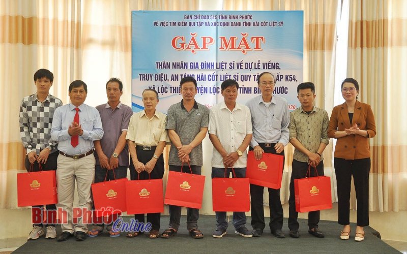 Gặp mặt thân nhân gia đình liệt sĩ về dự lễ viếng, truy điệu và an táng liệt sĩ