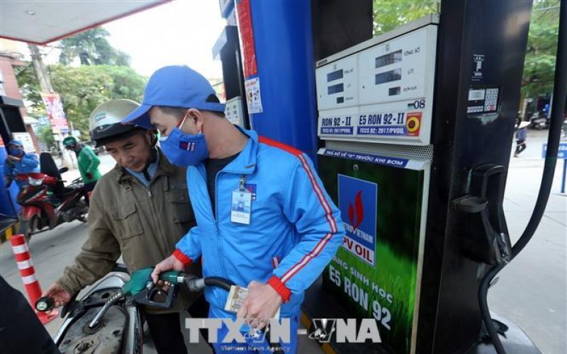 Giá xăng tiếp tục tăng gần 400 đồng/lít