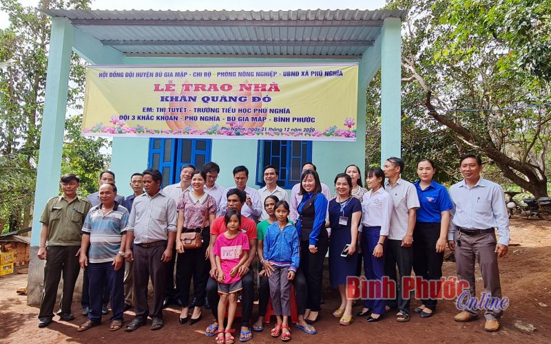 Hội đồng đội huyện Bù Gia Mập trao nhà Khăn quàng đỏ trị giá 100 triệu đồng