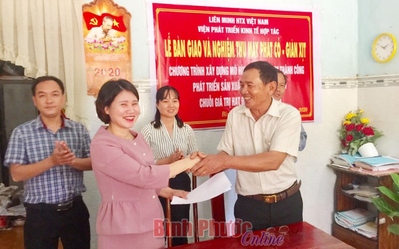 HTX Nông nghiệp, Dịch vụ, Thương mại Thành Công được hỗ trợ 65 máy phát cỏ Oshima, 3 giàn xịt thuốc