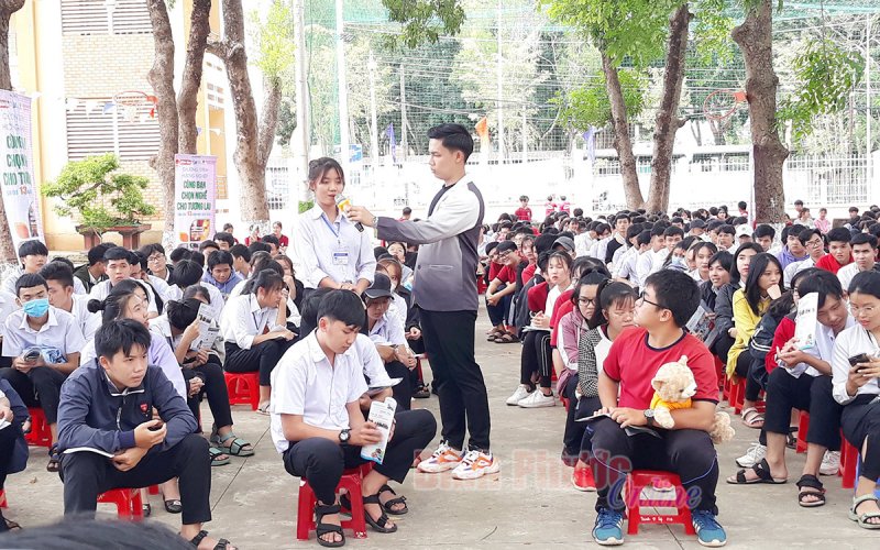 Hướng nghiệp “Cùng bạn chọn nghề cho tương lai”