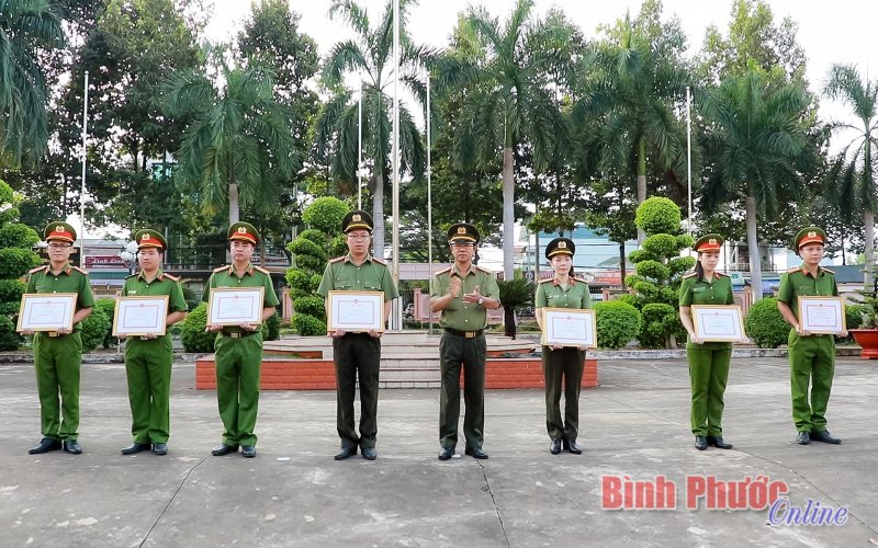 Khen thưởng đột xuất cho tập thể, cá nhân xuất sắc trong đấu tranh phòng, chống tội phạm