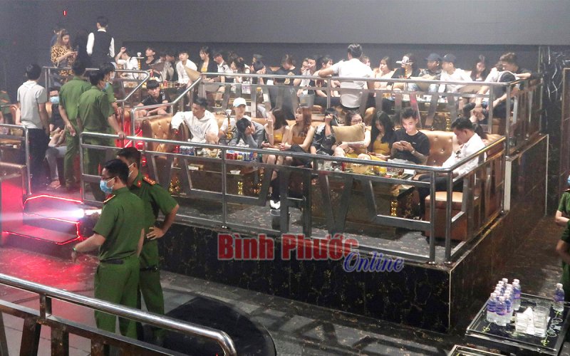 Kiểm tra 2 quán bar, phát hiện 60 nam thanh, nữ tú dương tính với ma túy 