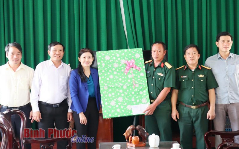 Lãnh đạo thành phố Đồng Xoài thăm tặng quà cán bộ, chiến sĩ Đội K72