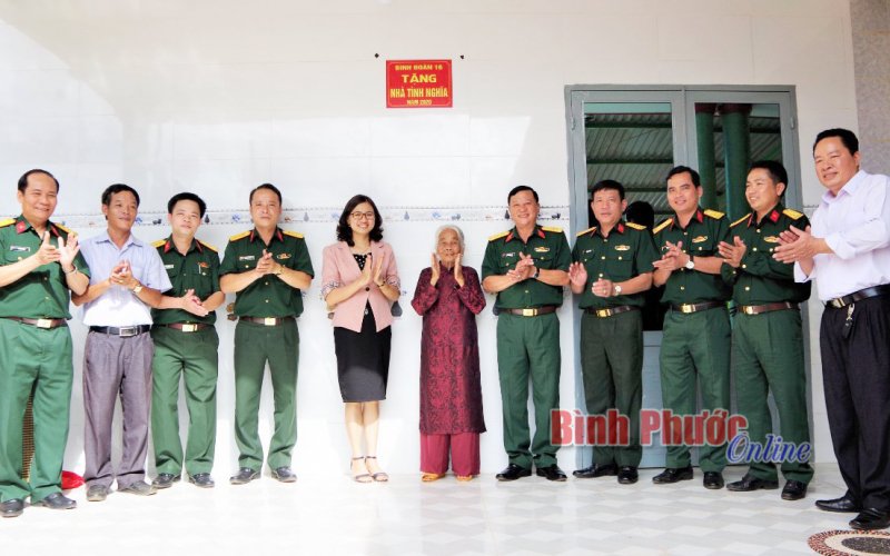 Mẹ Việt Nam anh hùng Trần Thị Bảy được Binh đoàn 16 trao tặng nhà tình nghĩa