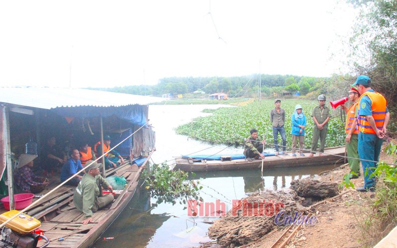 Ngăn chặn khai thác tận diệt thủy sản trên hồ Phước Hòa