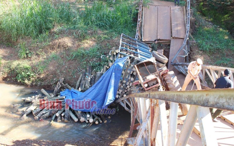 Sập cầu Suối Mum do xe máy cày chở củi cao su đi qua