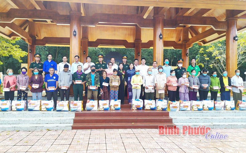 Sư đoàn 302 tổ chức về nguồn và công tác dân vận tại huyện Lộc Ninh