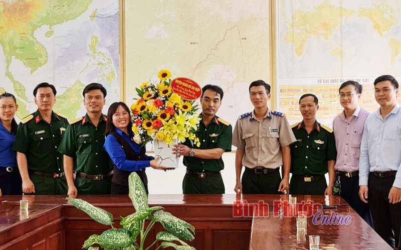 Thăm và tặng quà cán bộ, chiến sĩ Ban Chỉ huy quân sự huyện Bù Gia Mập