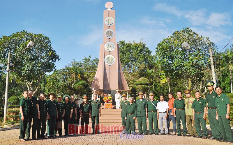 Tiễn đưa liệt sĩ Vì Văn Cớn về tỉnh Sơn La