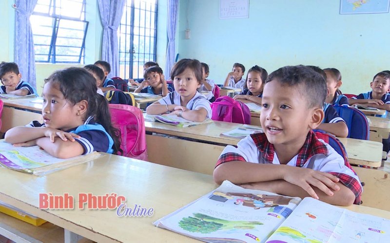 Tiếp sức học sinh dân tộc thiểu số đến trường