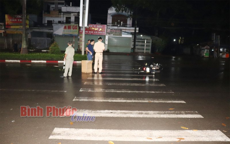 Tông dải phân cách giữa đường, 2 nam thanh niên tử vong