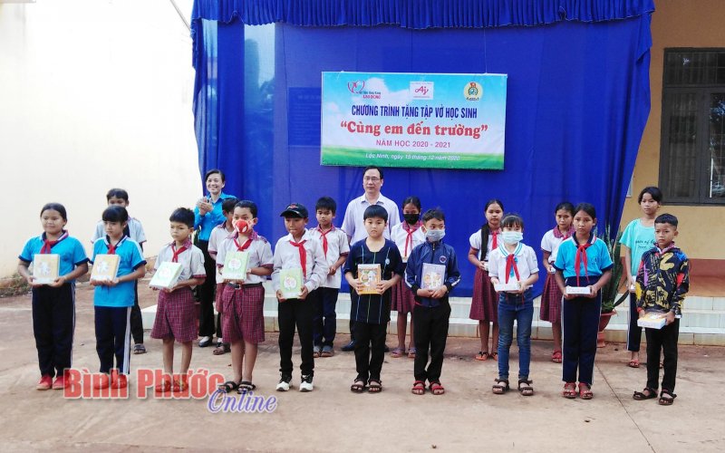 Trao 10 ngàn quyển vở cho học sinh dân tộc thiểu số, học sinh có hoàn cảnh khó khăn tại Lộc Ninh