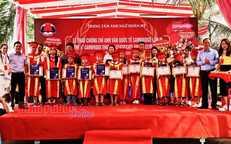 Trao chứng chỉ tiếng Anh quốc tế Cambridge cho 201 học viên